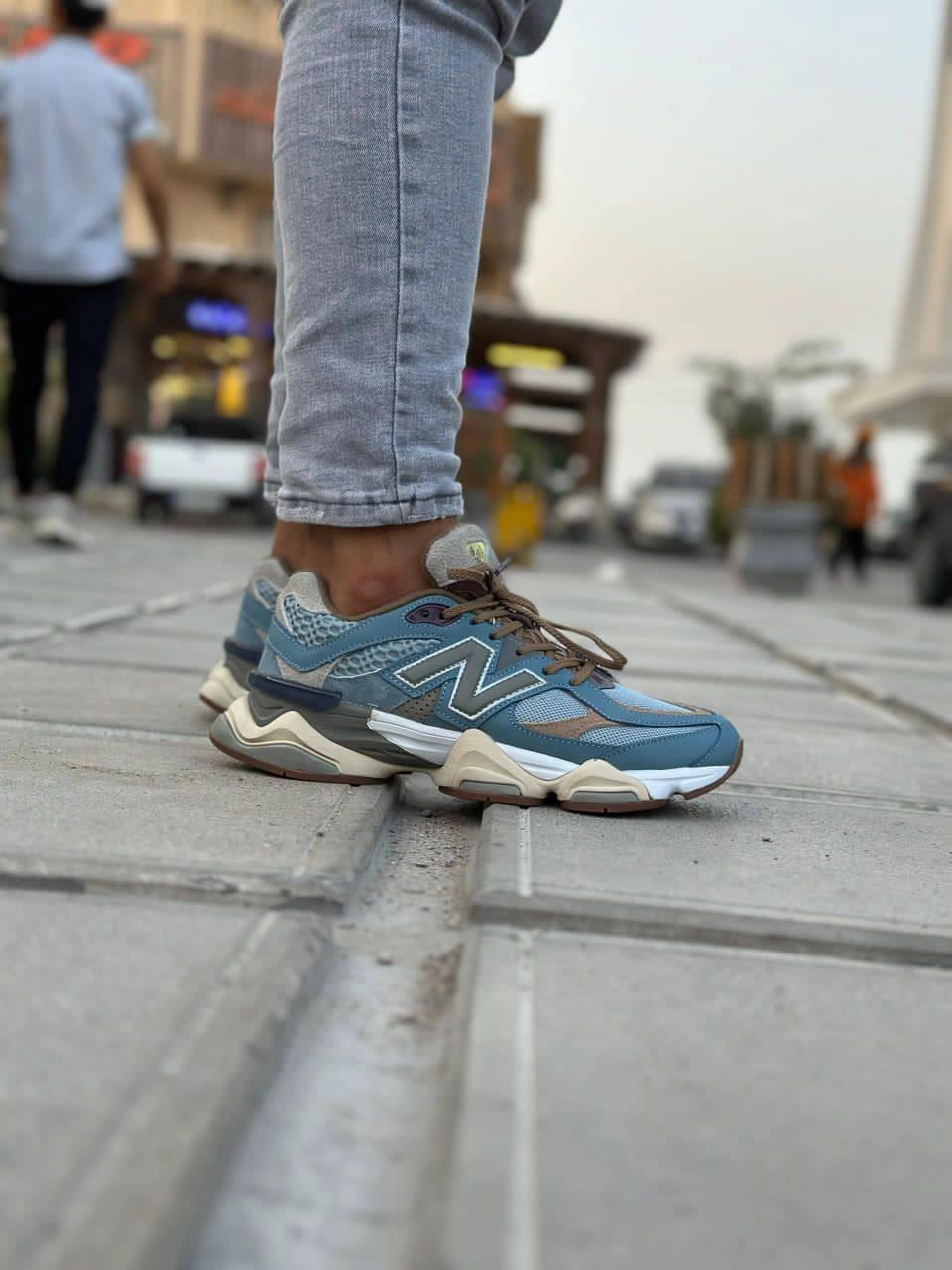 کتونی نیوبالانس ۹۰۶۰ آبی مدل رومی