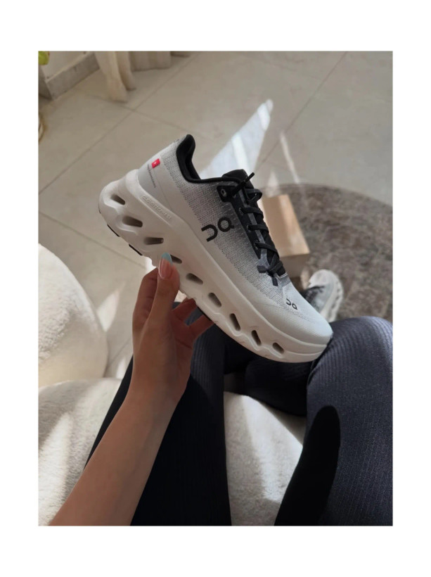 کتونی آن رانینگ کلود تیلت سفید / مشکی