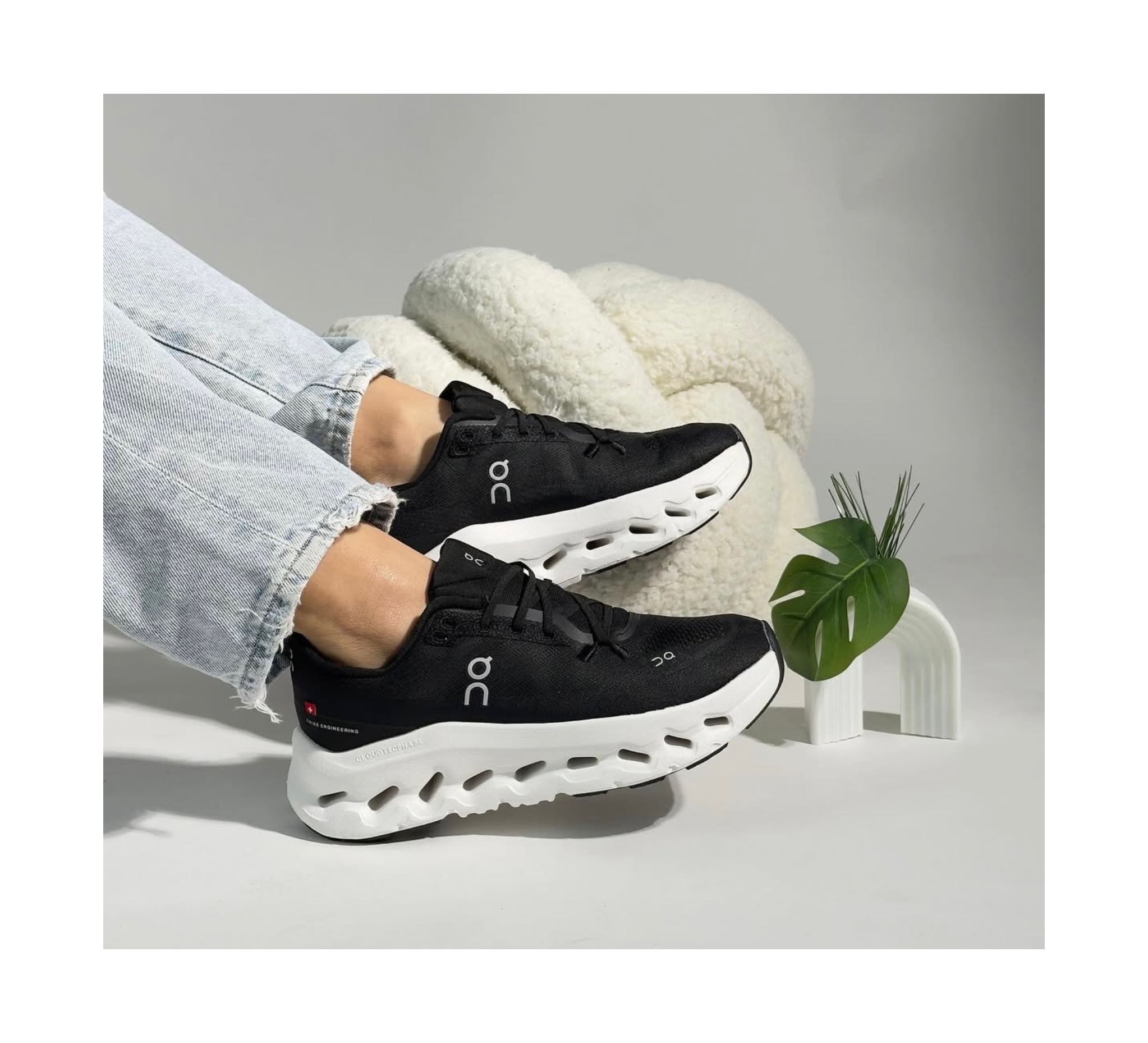 کتونی آن رانینگ کلود تیلت مشکی / سفید