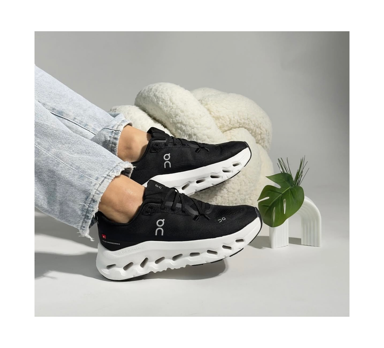 کتونی آن رانینگ کلود تیلت مشکی / سفید