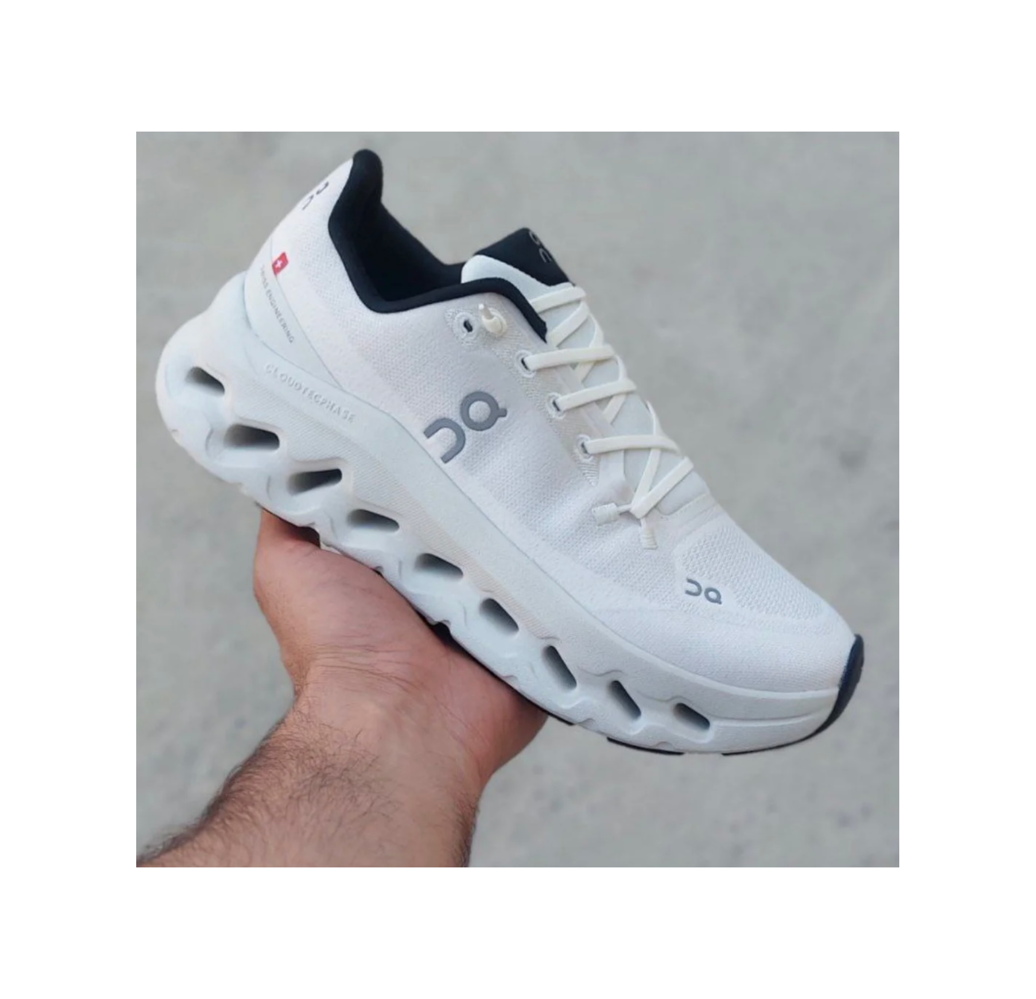 کتونی آن رانینگ کلود تیلت سفید